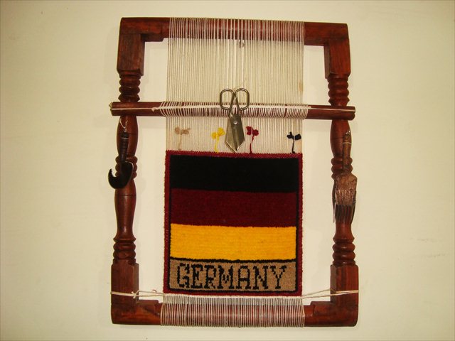 GENUIN WODEN HAND MADE RUG LOOM GERMANY FLAG HANDKNOTED  